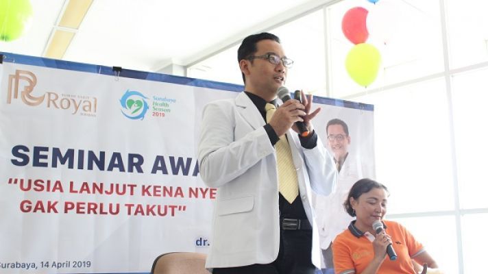 Nyeri Lutut pada Orang Tua, Gak Perlu Takut