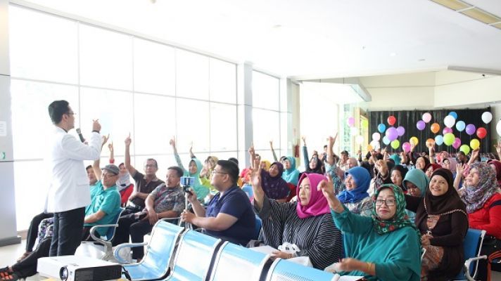 Nyeri Lutut pada Orang Tua, Gak Perlu Takut