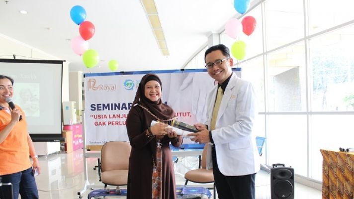 Nyeri Lutut pada Orang Tua, Gak Perlu Takut