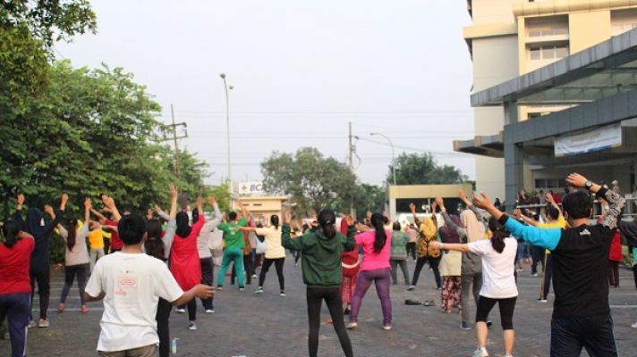 Senam Gerak Sehat Bersama RS Royal Surabaya